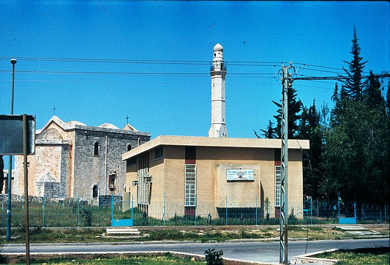 Файл:800px-The square of Synagogue e church a Mosque (behind).jpg