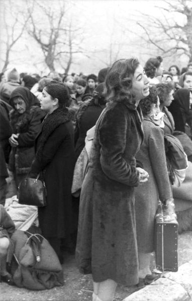Файл:382px-Bundesarchiv Bild 101I-179-1575-08, Ioannina, Deportation von Juden.jpg