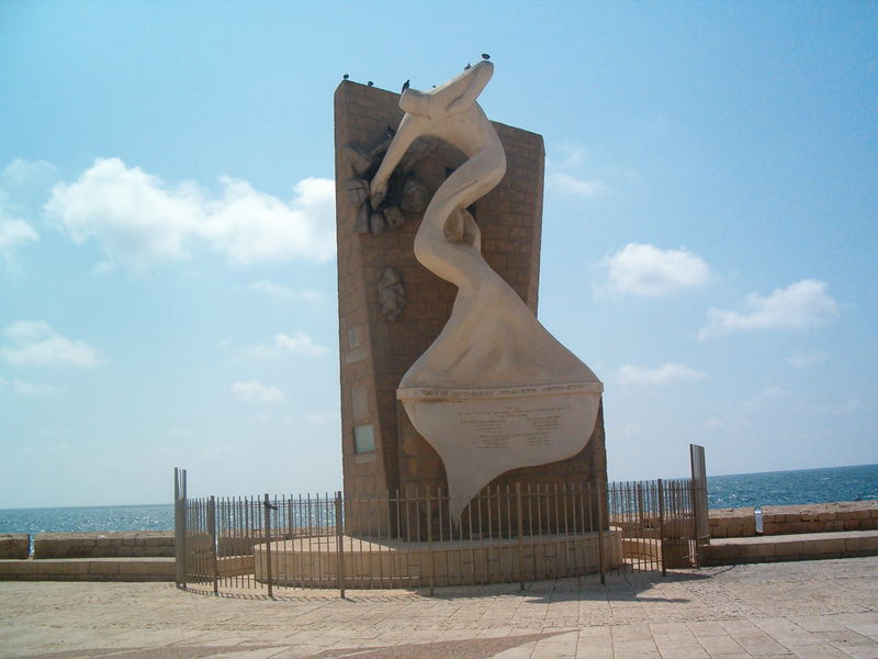 Файл:Acre prison monument.JPG